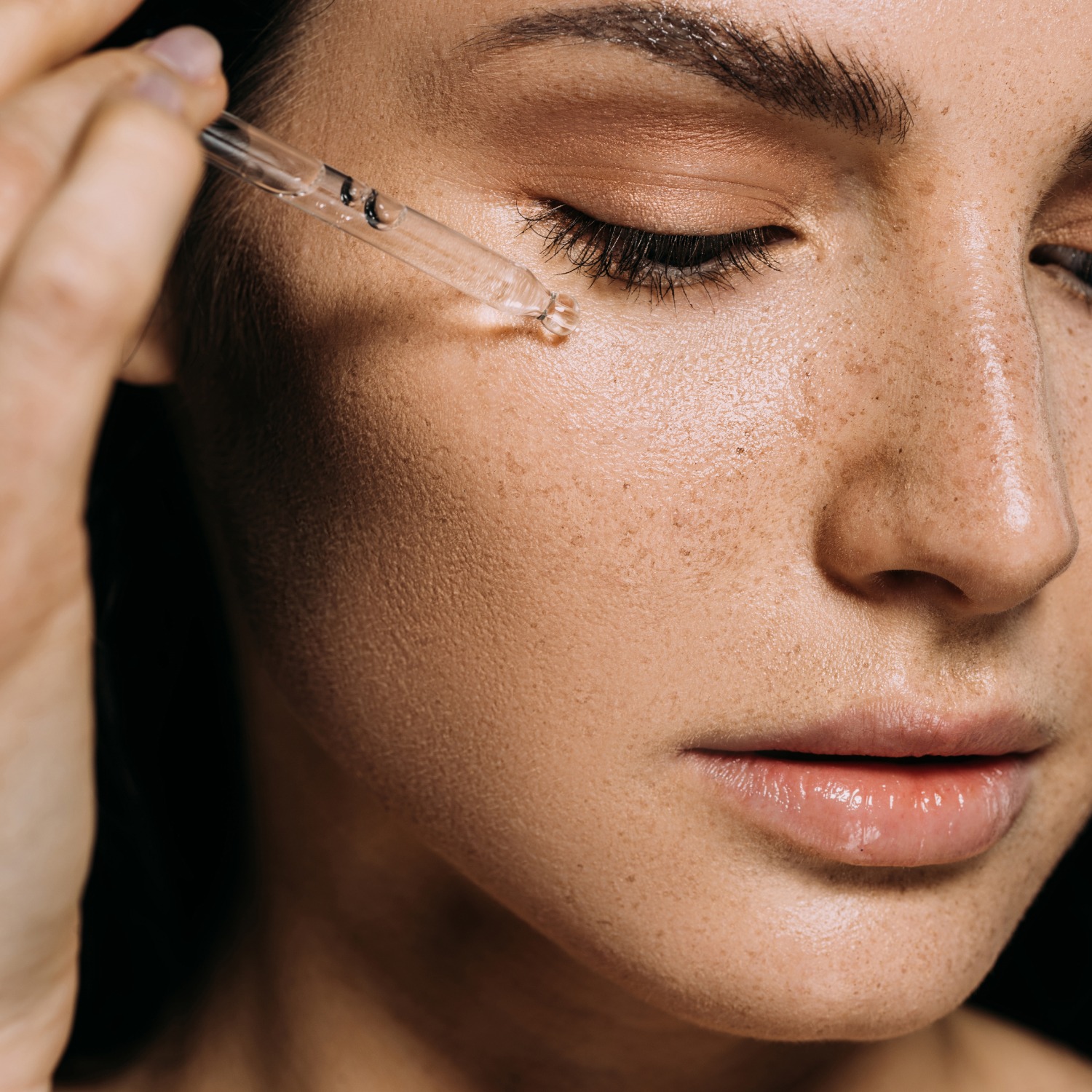 Applicazione siero viso